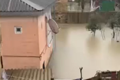 Lənkəranın mərkəzində evləri su basıb