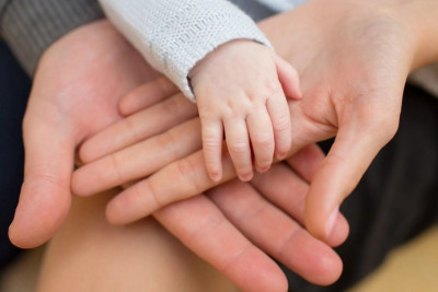 İnfeksiyaya yoluxan körpənin atasından iddia: "Həkimlər günahkardır"