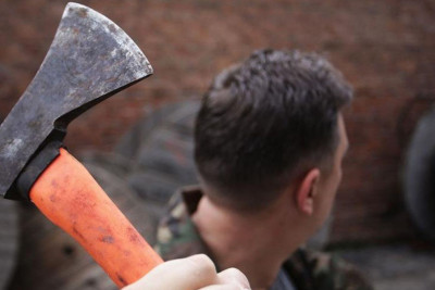 Arvadını qucaqlayan həmkəndlisini baltaladı - Cəlilabadda hadisə