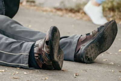 Biləsuvarda avtomobil 60 yaşlı kişini vurub