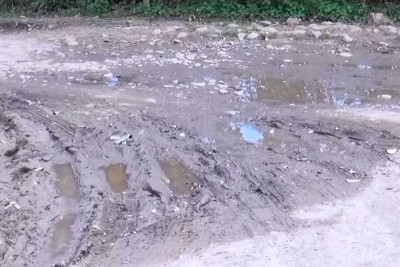 Masallıda yolsuzluq problemi: “Çuxuru biz doldurmasaq, maşın gəlmir” - VİDEO