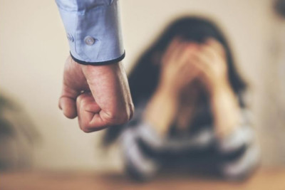 Astarada sərxoş kişi həyat yoldaşını odun parçası ilə döyüb