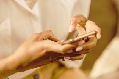 Mobil telefonu olan qadınların sayı KƏSKİN ARTIB