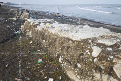 Xəzərdə nəhəng beton bünövrələr üzə çıxıb