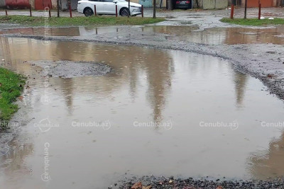 Elə ki yağış yağdı, binanın önündən keçmək olmur - ŞİKAYƏT