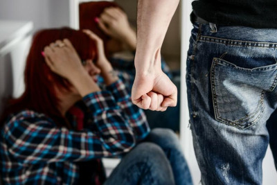 Məktəbdə arvadını döyən kişi HƏBS EDİLDİ