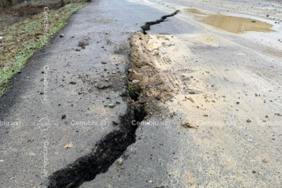 Lənkəranda torpaq sürüşməsi: 7 kəndi şəhərlə birləşdirən yol dağılıb