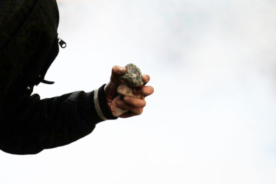 Qayınatasının başına daş çırpdı, sonra da döydü