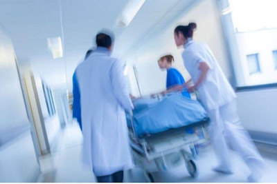 İsraildə raket hücumu zamanı astaralı qadın yaralanıb