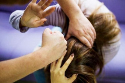 Kişi ondan boşanmaq istəyən arvadını marketdə döydü