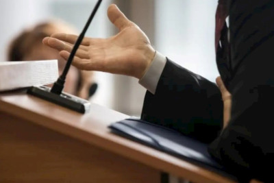 Arvadı ilə söhbət edən qohumunu döydü