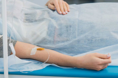 Cəlilabadda turşu hazırlayan qadın bıçaq yarası aldı