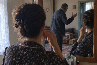Qaşlarına baxım edən arvadını taxta ilə döydü – Lənkəranda qəribə hadisə