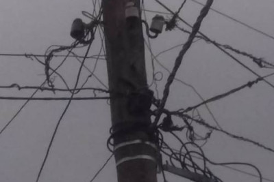 Cəlilabad kəndində təhlükəli mənzərə: elektrik naqilləri yerə düşüb - VİDEO
