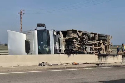 Salyanda qəza: yük maşını aşdı
